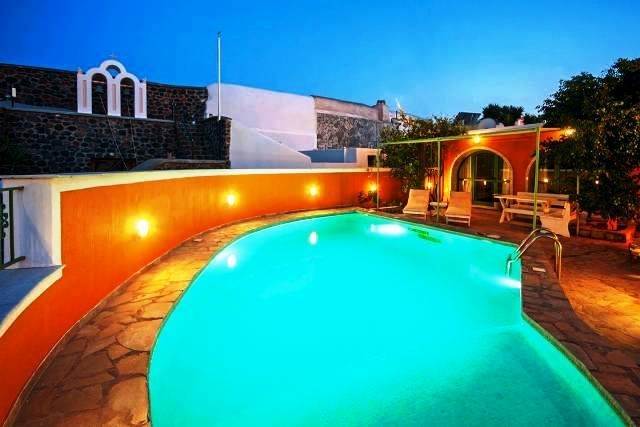 (For Sale) Residential Detached house || Cyclades/Santorini-Thira - 245 Sq.m, 2 Bedrooms, 700.000€ 